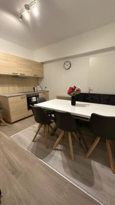 Direkt Bei U1 Apartament *